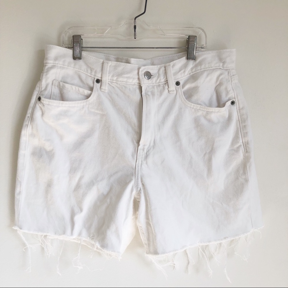 Old Navy Women’s Slouchy Straight Cut Off Denim Shorts in Calla Lily White, 8 - Picture 3 of 13